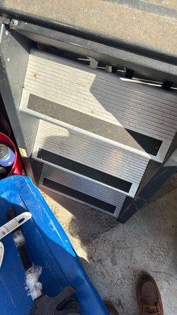 Set Of aluminum Steps Came Offf   A 2020  Tv