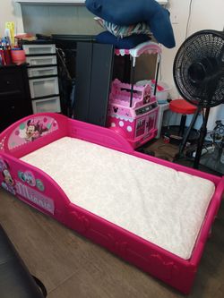 WALT DISNEY MINI MOUSE BABY BED