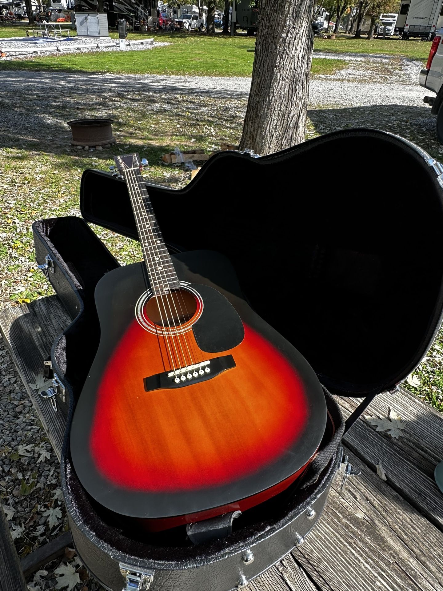 Slightly used Lauren Guitar. Model LA125