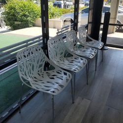 4 White Chairs 
