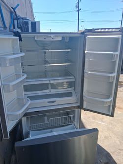 Fridge In Working Condition water Dispenser and Icemaker Working Exellent missing handles
