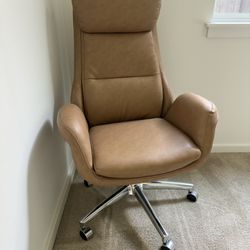Office Chair+ Floor Lamp