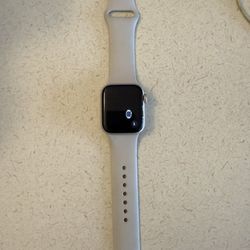 Apple Watch SE 3 40mm iCloud Locked