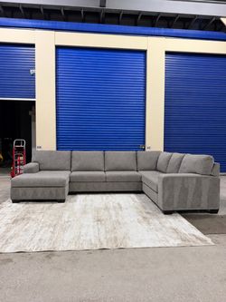 Free delivery 🚚 Large Gray Fabric Sectional Sofa with Chaise