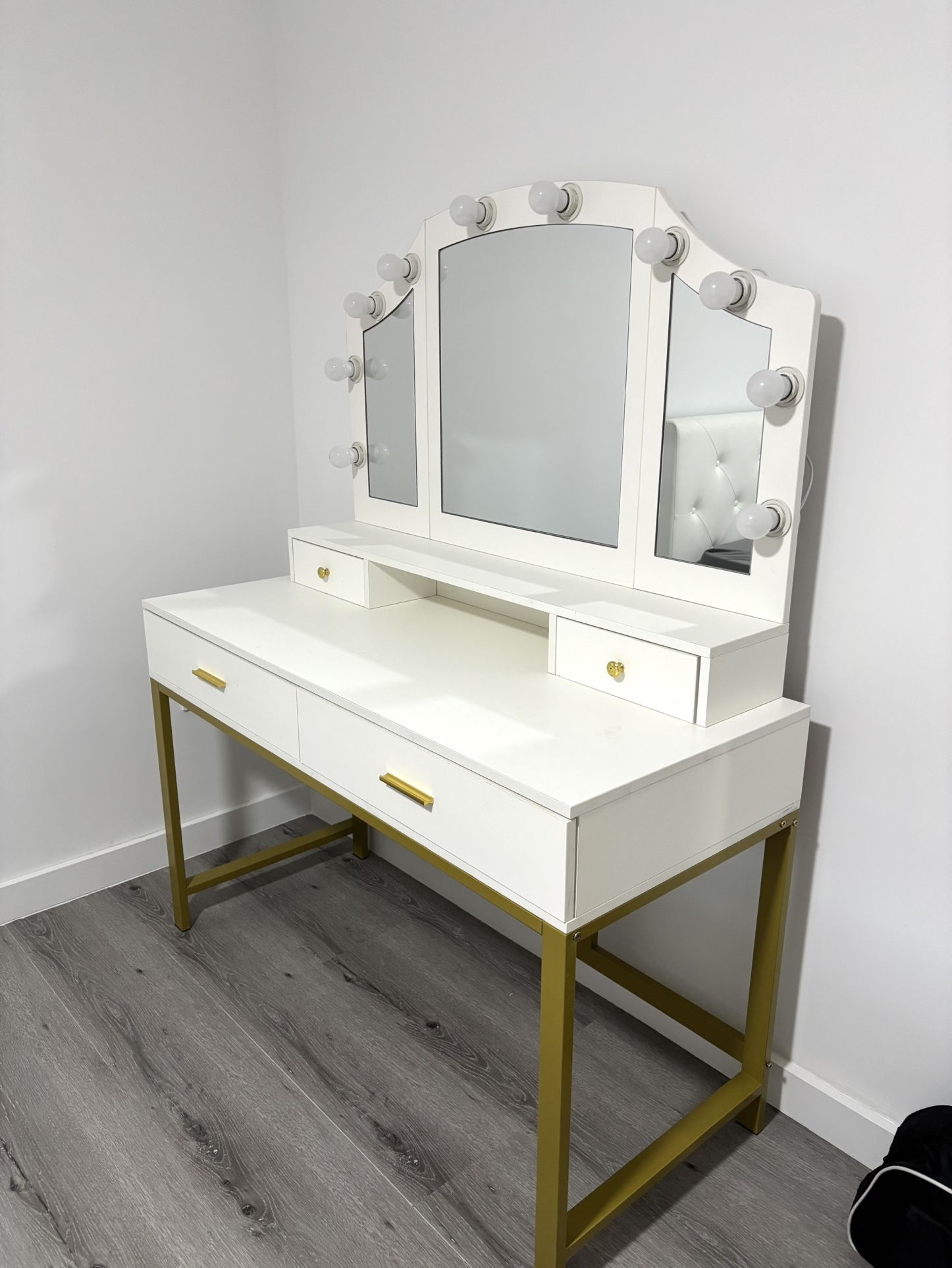 Makeup vanity