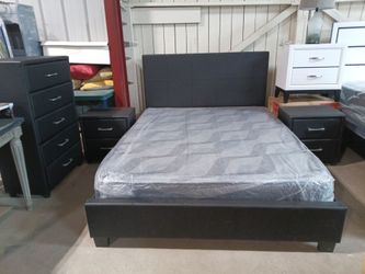 Queen Platform Bedroom Set / Beds, Daybed and Mattresses