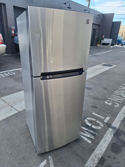 SMALL STUDIO SIZE REFRIGERATOR (13.5)