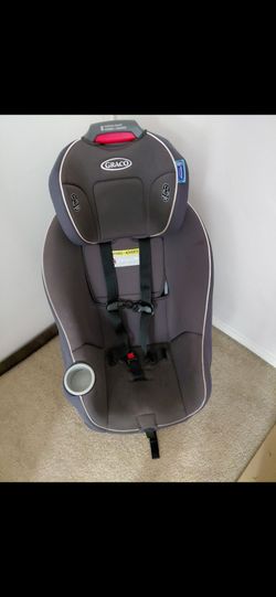 Front facing car seat with cup holder still available pick up in NE Philly please be local