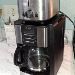 Mr COFFEE COFFE MAKER N BLACK N DECKER TOASTER