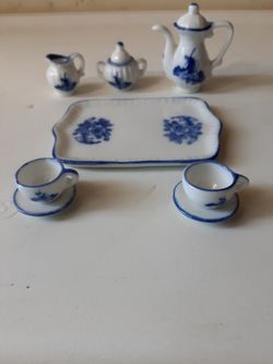 VINTAGE- 10 PIECE MINIATURE DOLL SIZE, TEA SET. ASKING $20