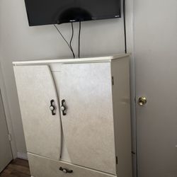 Dresser Set   The Head Board Has Some Scratch’s  Firm Price 