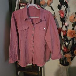 Size M Like new

Pink denim button up shirt with button details

#denimlove

Pink

Purple