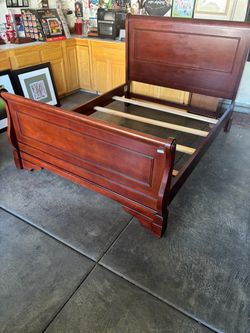 Solid Wood Queen Sleigh Bed Frame With Headboard & Footboard;Excellent Condition; Glossy Like Very New