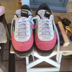 Girls Puma Sneakers Sz 4.5