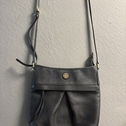 Authentic TORY BURCH LEATHER CROSSBODY/SHOULDER BAG in excellent condition