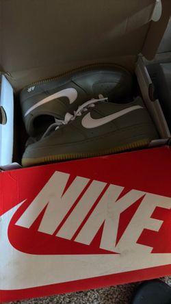 Girls sneaker size 6