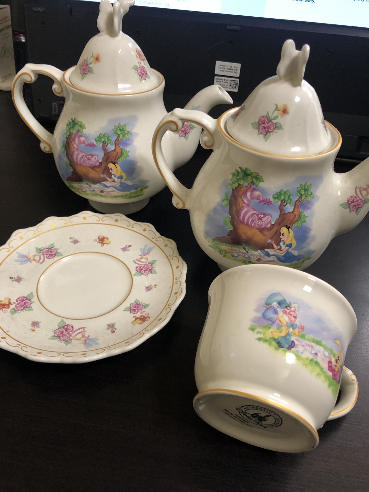 Alice in wonderland tea-set