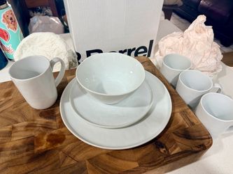 Crate & Barrel white dinner plates set (Porcelain)