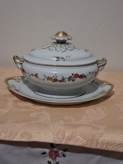Soup Tureen w lid under plate