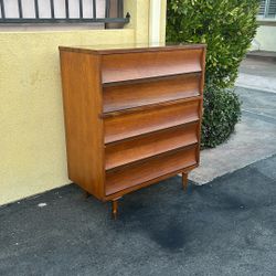 Mid Century Modern Scalloped Drawer Dresser by Johnson Carper, C. 1960's