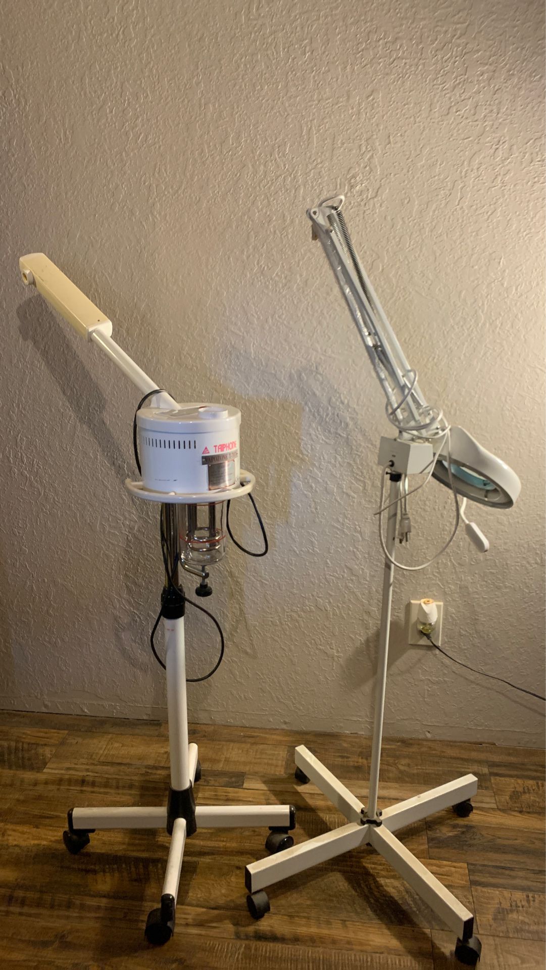 Vapozone T-707A (Facial Steamer), Lite Source Magnifying Lamp