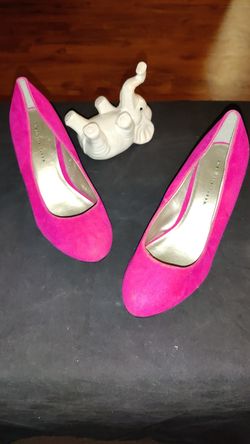 Hot pink 9 low high heels faux velvet round toe