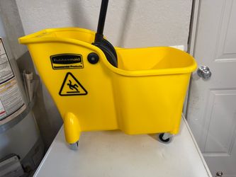 Rubbermaid Commercial Tandem 31 Qt. Mop Bucket with Wringer Combo only 1 available