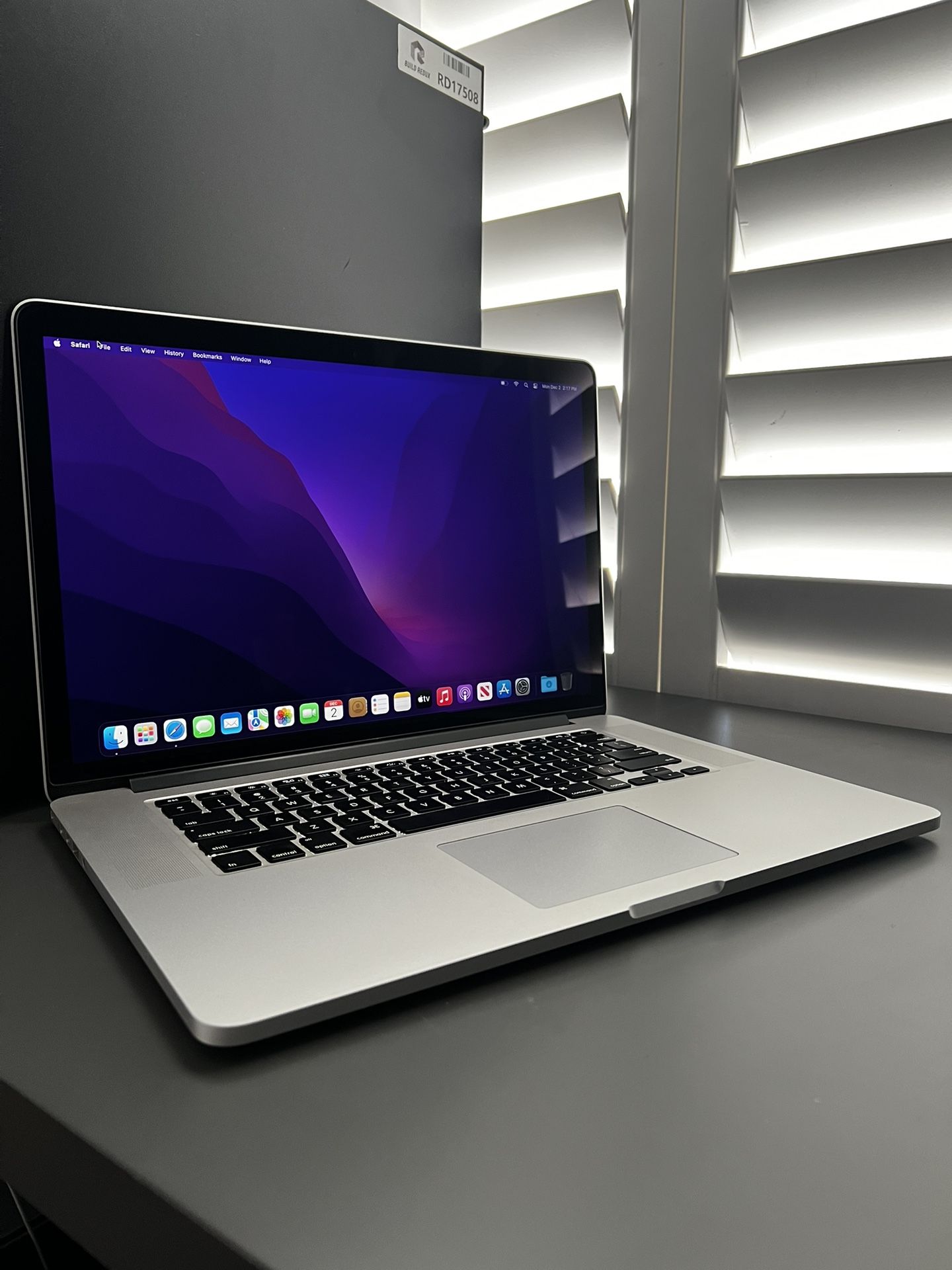 2015 MacBook Pro 15" Retina i7 16GB RAM 256GB SSD + Extras