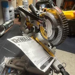 DeWalt 7-1/4 In. Cordless Sliding Compound Mitre saw…20v