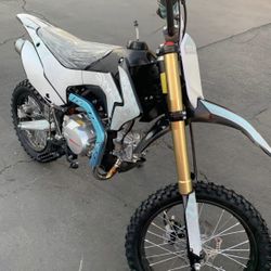 **Brand New Dirt Bike 125cc** - Adult size. - Kick Start. - Manual with Clutch. - 4 gears. - Mph 55-60 - Support up 450 lbs. - Alloy rims and suspensi