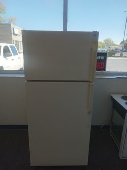 White 18 çubic fridge with warranty 
