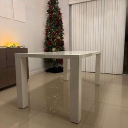 Modern White Dining/Work Table – Great Condition