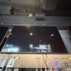 LG 50” TV w Wall Mount 