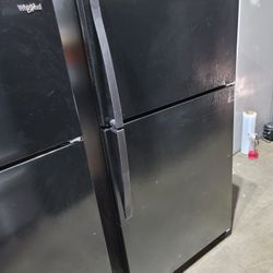 Like New 2021 Whirlpool 33" Wide 21cu Ft Apartment Size Top Freezer Refrigerator