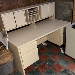 Free desk barely used