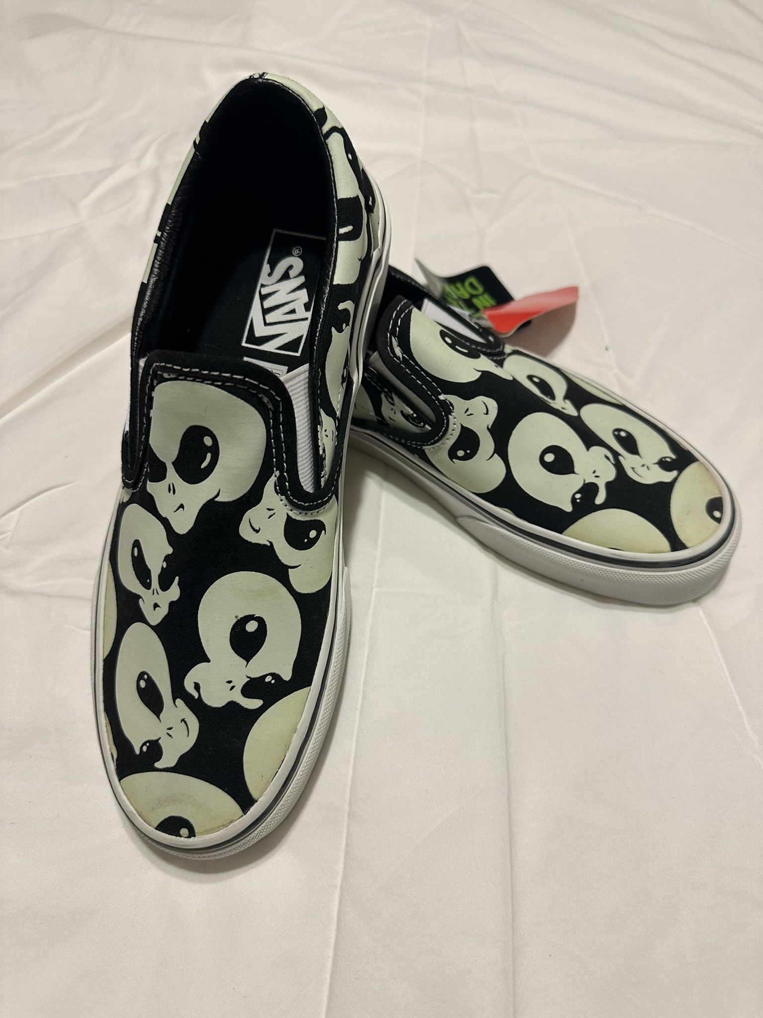 New- Vans- Glow In The Dark Alíen Edition Size 8