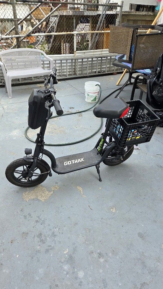 Gotrax Astro Electric Scooter Two Key  And Charger Exelent Condition 