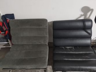 2 Lounge chairs with metal base