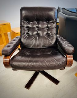 || Swedish Swivel Black Leather + Walnut Recliner Chair by G-Möbel