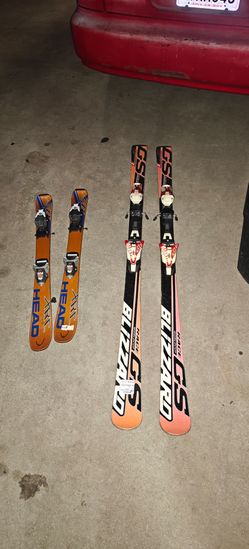 2 pairs of skis