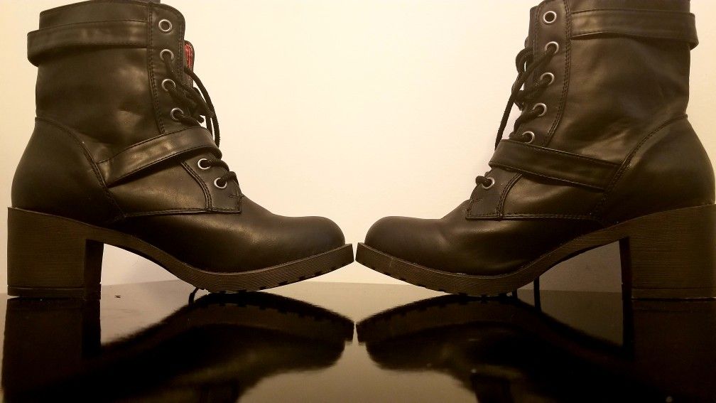 Black rocket dog boots
