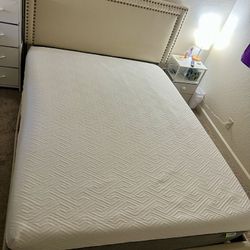 QUEEN SIZE BED WITH 12” MEMORY FOAM MATTRESS 