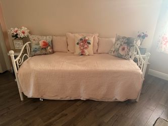 Daybed/ pull out