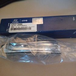 (OEM) 2011-2016 Hyundai Right Passenger Side Mirror Signal Assembly. Asking $15