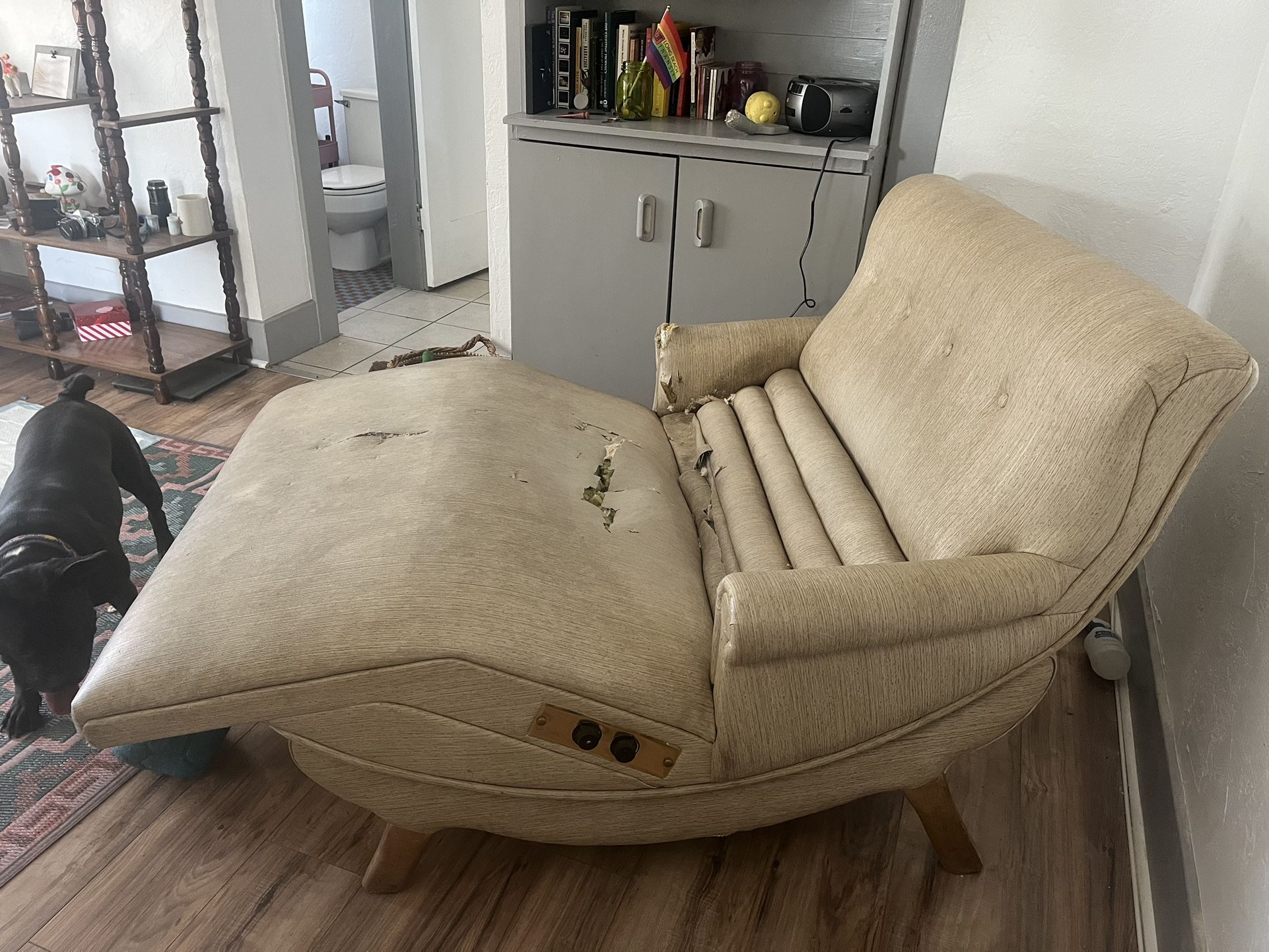 Free * 1970s Vintage Deluxe Electric Contour Lounge Chair