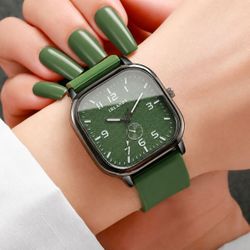 Women's Simple Square Quartz Wrist Watch Green Silicone Band Casual Fashion Analog Watch
Add a stylish touch to your everyday look with this women's q