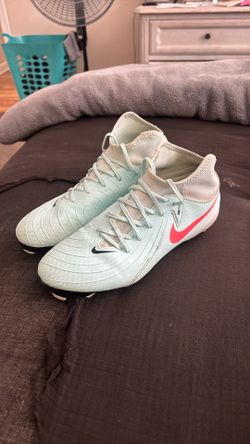 Youth Nike Phantom Luna Soccer Cleats Sz. 7