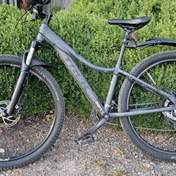 trek mountain bike, front shock, 13.5" frame (XS)