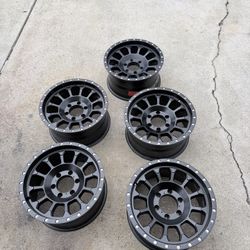 Pro comp Rockwell 17 × 8.5 wheels 6x139.7mm