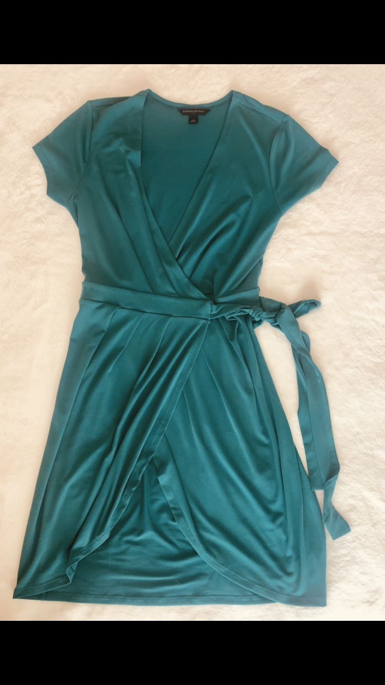 MOVING - Banana Republic Size Small Green Wrap Dress